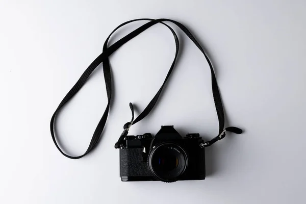 Közelkép Fekete Fényképezőgép Csipkével Fehér Háttér Fénymásolás Helyet Nemzeti Kemping — Stock Fotó
