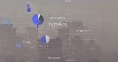 Şehir manzarası üzerinde finansal veri işleme animasyonu. Küresel iş, finans, dijital arayüz, hesaplama ve veri işleme kavramı dijital olarak oluşturuldu.