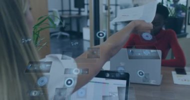 Kafkasyalı bir kadının Afrikalı Amerikalı bir kadına doküman vermesi üzerine yuvarlak tarayıcıların animasyonu. Küresel ağ ve iş teknolojisi kavramı