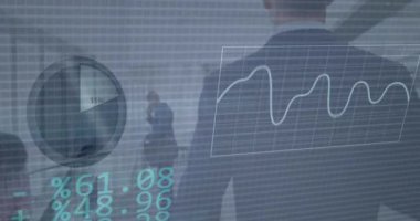 İş adamları üzerinde finansal veri işleme animasyonu. Küresel iş, finans, hesaplama ve veri işleme kavramı dijital olarak oluşturulmuş video.