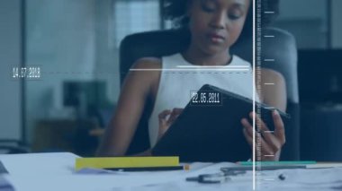 Ofiste dijital tablet kullanan Afrikalı Amerikalı iş kadınının veri işleme animasyonu. Bilgisayar arayüzü ve iş teknolojisi kavramı