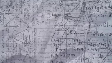 Beyaz çizgili kağıt zemin üzerinde yüzen matematiksel denklemlerin ve diyagramların animasyonu. Okul ve eğitim kavramı