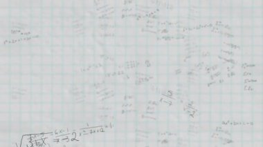 Matematiksel denklemlerin animasyonu ve beyaz arkaplan üzerinde veri işleme. Küresel bilim, öğrenme, hesaplama ve veri işleme kavramı dijital olarak oluşturulmuş video.
