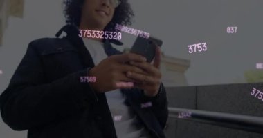 Akıllı telefon kullanan iki ırklı adam yerine numaralarını ve sosyal medya simgelerini değiştirme animasyonu. Sosyal medya ağı ve iş teknolojisi kavramı