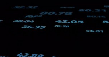 Siyah arkaplan üzerinden finansal veri işleme animasyonu. Küresel ağlar, işletmeler, finansmanlar, hesaplama ve veri işleme kavramı dijital olarak oluşturuldu.