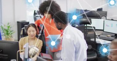 Ofisteki çeşitli iş adamları üzerinde bağlantı ve veri işleme animasyonları. Küresel ağlar, işletmeler, finansmanlar, hesaplama ve veri işleme kavramı dijital olarak oluşturuldu.