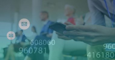 Akıllı telefon kullanan bir adamın orta bölümündeki numaraları ve mesaj simgelerini değiştirme animasyonu. Sosyal medya ağı ve iş teknolojisi kavramı