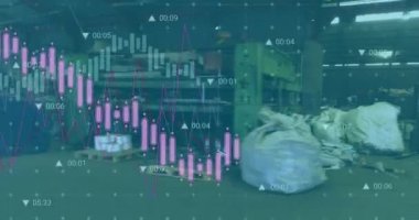 Hurda ve çöplerle terk edilmiş fabrikanın üzerinden geçen birden fazla grafik ve numaranın animasyonu. Dijital bileşik, çoklu pozlama, geri dönüşüm, endüstri, iş dünyası, rapor ve ekipman kavramı.