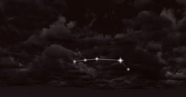 Arka planda duman bulutları üzerinde ikiz yıldız işareti animasyonu. Astroloji, yıldız falı ve zodyak konsepti dijital olarak oluşturulmuş video.