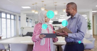 Ofisteki çeşitli iş adamlarının işlediği bağlantıların animasyonu. Küresel ağlar, işletmeler, finansmanlar, hesaplama ve veri işleme kavramı dijital olarak oluşturuldu.