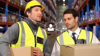 Kafkas erkek denetçisi ve depoda tartışan işçi profili ağının animasyonu. Küresel ağ ve lojistik iş teknolojisi kavramı