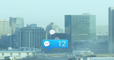 Şehir manzarası üzerinde sosyal medya ikonası ve veri işleme animasyonu. Küresel iş, finans, dijital arayüz, hesaplama ve veri işleme kavramı dijital olarak oluşturuldu.