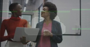 Asma kilit ve veri işleme animasyonları, dizüstü bilgisayar kullanan Afro-Amerikan iş kadınları üzerinde. Küresel iş, finans, hesaplama ve veri işleme kavramı dijital olarak oluşturulmuş video.