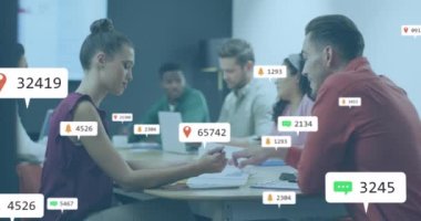 Sosyal medya simgelerinin, çeşitli erkek ve kadınların ofiste bir belge üzerinde tartışmaları üzerine animasyonu. Sosyal medya ağı ve iş teknolojisi kavramı