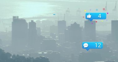 Şehir manzarası üzerinde sosyal medya ikonası ve veri işleme animasyonu. Küresel iş, finans, dijital arayüz, hesaplama ve veri işleme kavramı dijital olarak oluşturuldu.