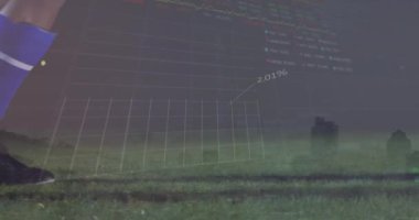 Afro-Amerikan futbolcu üzerinden finansal veri işleme animasyonu. Küresel spor, iş, finans, bilgisayar ve veri işleme kavramı dijital olarak oluşturulmuş video.