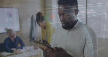 Afro-Amerikan iş adamının ofisindeki simge ve veri işleme animasyonları. Küresel iş, finans, hesaplama ve veri işleme kavramı dijital olarak oluşturulmuş video.