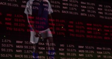 Afro-Amerikan futbolcu üzerinden finansal veri işleme animasyonu. Küresel spor, iş, finans, bilgisayar ve veri işleme kavramı dijital olarak oluşturulmuş video.