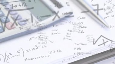 Matematiksel denklemlerin ve veri işlemenin hesap makinesi ve beyaz zemin üzerinde canlandırılması. Küresel bilim, öğrenme, hesaplama ve veri işleme kavramı dijital olarak oluşturulmuş video.