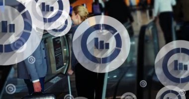 Yürüyen merdivende dikilirken konuşan farklı iş arkadaşları üzerinde daireler çizerek grafik simgesinin canlandırması. Dijital bileşik, çoklu pozlama, rapor, iş, tartışma ve teknoloji kavramı.