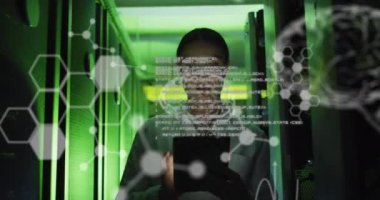 Beyaz kadın mühendis üzerinden sunucu odasında dijital tablet kullanılarak veri işleme animasyonu. Tıbbi araştırma ve iş veri depolama teknolojisi kavramı