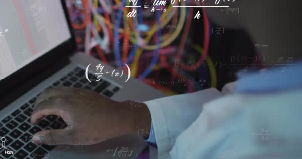 Animacja Równań Matematycznych Nad Afrykańskim Inżynierem Używającym Laptopa Serwerowni Interfejs — Wideo stockowe