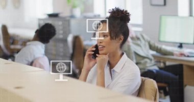 Ofisteki iki ırklı iş kadınıyla ilgili veri işleme simgelerinin animasyonu. Küresel iş, finans, hesaplama ve veri işleme kavramı dijital olarak oluşturulmuş video.