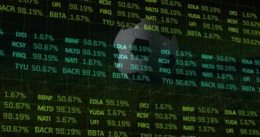Futbolcuların topa vurması üzerine finansal veri işleme animasyonu. Küresel spor, iş, finans, bilgisayar ve veri işleme kavramı dijital olarak oluşturulmuş video.