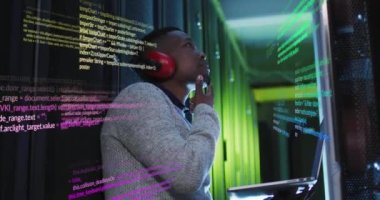 Sunucu odasında dizüstü bilgisayarı olan düşünceli Afro-Amerikan erkek mühendisin veri işleme animasyonu. Bilgisayar arayüzü ve iş veri depolama teknolojisi kavramı