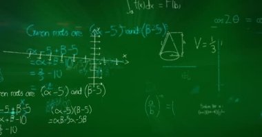 Matematiksel veri işlemenin yeşil arkaplan üzerindeki animasyonu. Küresel bilim, bilgisayar ve veri işleme kavramı dijital olarak oluşturulmuş video.