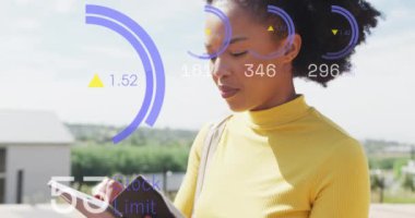 Afro-Amerikan iş kadınının ofisinde veri işleme animasyonu. Küresel ağlar, işletmeler, finansmanlar, hesaplama ve veri işleme kavramı dijital olarak oluşturuldu.