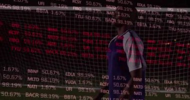 Afro-Amerikan futbolcu üzerinden finansal veri işleme animasyonu. Küresel spor, iş, finans, bilgisayar ve veri işleme kavramı dijital olarak oluşturulmuş video.