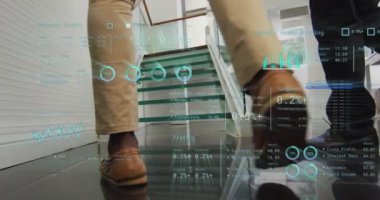 Ofiste merdivenlerden çıkan çeşitli iş adamlarının veri işleme animasyonları. Küresel iş, finans, hesaplama ve veri işleme kavramı dijital olarak oluşturulmuş video.