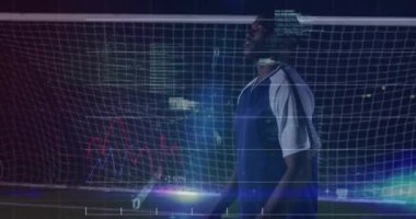 Afro-Amerikan futbolcu üzerinden finansal veri işleme animasyonu. Küresel spor, iş, finans, bilgisayar ve veri işleme kavramı dijital olarak oluşturulmuş video.