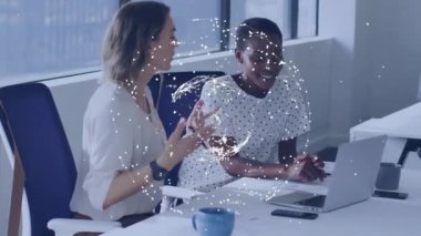 Ofiste tartışan iki farklı kadın için dünya çapındaki bağlantı ağı animasyonu. Küresel ağ ve iş teknolojisi kavramı