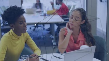 Ofiste dizüstü bilgisayarla tartışan iki farklı kadınla noktaları birleştirme animasyonu. Küresel ağ ve iş teknolojisi kavramı