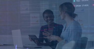 Ofisteki tablet üzerinden fikirleri analiz eden çeşitli iş arkadaşlarının grafiklerinin animasyonu ve ticari verileri. Dijital bileşik, çoklu pozlama, kadın, iş, tartışma, planlama ve teknoloji konsepti,.