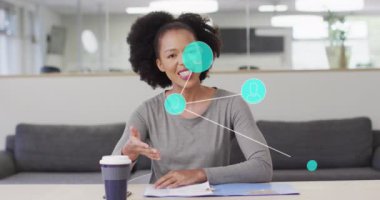 Afro-Amerikan iş kadınının ofisindeki ağ ve veri işlemlerinin animasyonu. Küresel ağlar, işletmeler, finansmanlar, hesaplama ve veri işleme kavramı dijital olarak oluşturuldu.