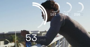 Afro-amerikan bir adamın şehir turu sırasında su içmesi üzerine veri işleme animasyonu. Küresel spor, egzersiz, bilgisayar ve veri işleme kavramı dijital olarak oluşturulmuş video.