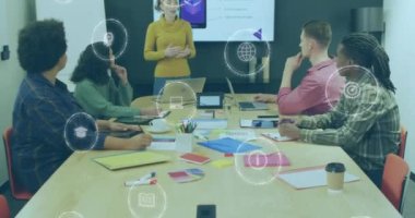 Ofiste sunum yapan beyaz kadının üzerine düşen dijital simgelerin animasyonu. Bilgisayar arayüzü ve iş teknolojisi kavramı