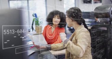 Ofisteki çeşitli iş adamları üzerinde finansal veri işleme animasyonu. Küresel ağlar, işletmeler, finansmanlar, hesaplama ve veri işleme kavramı dijital olarak oluşturuldu.