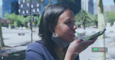 Sosyal medya simgelerinin ve numaraların akıllı telefonlu yüz maskeli kadın üzerinde canlandırılması. Küresel sosyal medya, iş dünyası, bulut hesaplama ve veri işleme kavramı dijital olarak oluşturulmuş video.