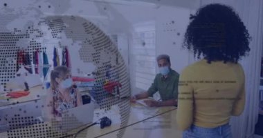 Küre animasyonu, yüz maskesi takan farklı iş adamlarının veri işlemesi. Küresel covid 19 salgın, iş, hesaplama, dijital arayüz ve veri işleme kavramı dijital olarak oluşturulmuş video.