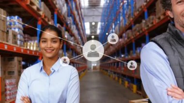 Profil simgelerinin oluşturduğu ağın, depoda gülümseyen çeşitli yöneticilerden oluşan bir ekip tarafından canlandırılması. Küresel ağ ve lojistik iş teknolojisi kavramı