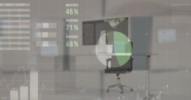 Ofisteki masada finansal veri işleme animasyonu. Küresel iş, finans, hesaplama ve veri işleme kavramı dijital olarak oluşturulmuş video.