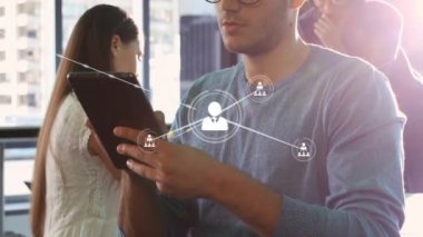 Tablet kullanan çeşitli iş adamları üzerinden bağlantı ağının animasyonu. Küresel ağlar, iş dünyası, finans, bulut hesaplama ve veri işleme kavramı dijital olarak oluşturulmuş video.