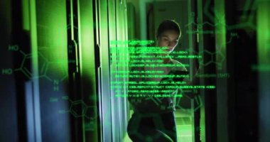 Beyaz kadın mühendis üzerinden sunucu odasında dijital tablet kullanılarak veri işleme animasyonu. Tıbbi araştırma ve iş veri depolama teknolojisi kavramı