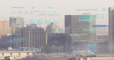 Şehir manzarası üzerinde finansal veri işleme animasyonu. Küresel ağlar, işletmeler, finansmanlar, hesaplama ve veri işleme kavramı dijital olarak oluşturuldu.