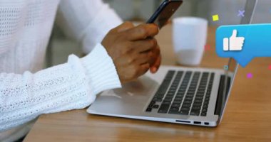 Akıllı telefon kullanan Afrikalı Amerikalı bir kadının medya simgelerinin canlandırılması. Sosyal medya ve dijital arayüz konsepti dijital olarak oluşturulmuş video.