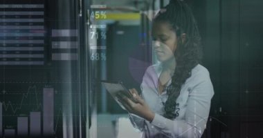 Bilgisayar sunucuları tarafından Afrika kökenli Amerikalı kadın üzerinde finansal veri işleme animasyonu. Küresel iş, finans, hesaplama ve veri işleme kavramı dijital olarak oluşturulmuş video.